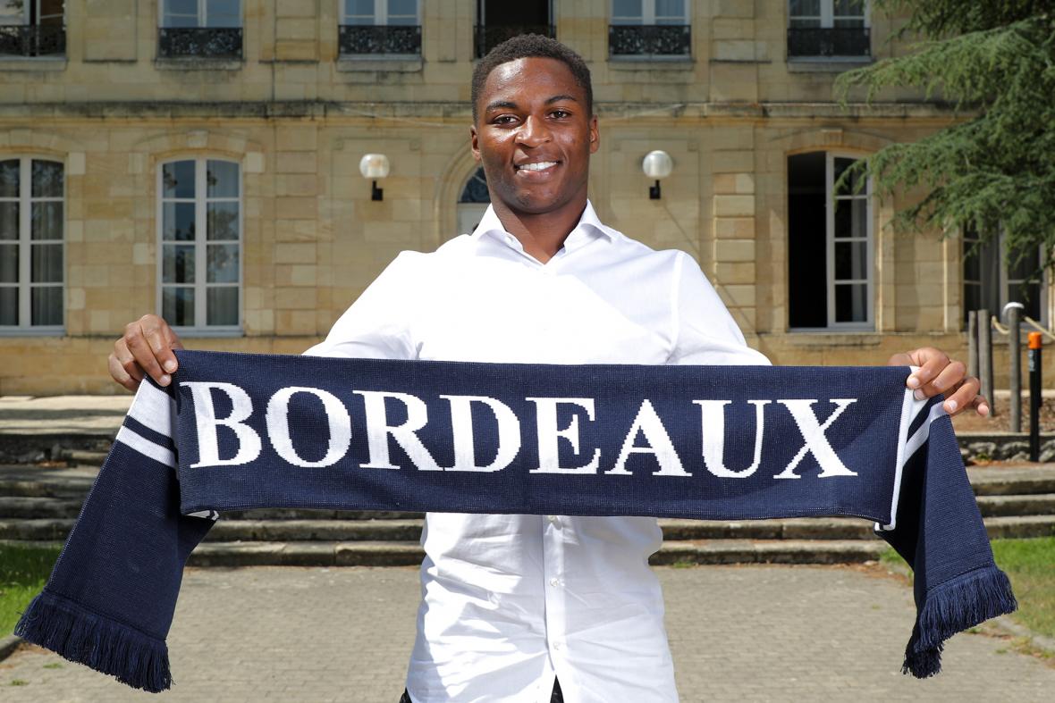 Loic Bessilé pose avec l'écharpe de Bordeaux
