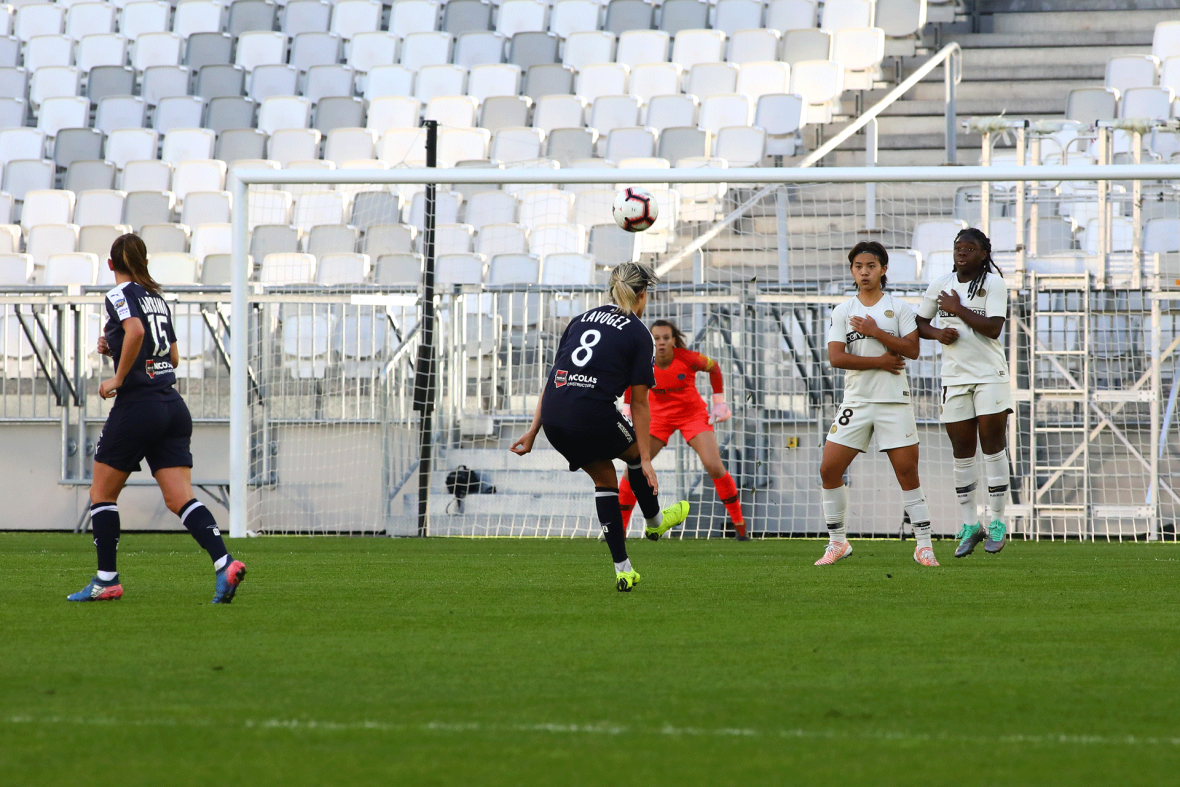 Coup franc de Claire Lavogez face au PSG Coup franc de Claire Lavogez face au PSG