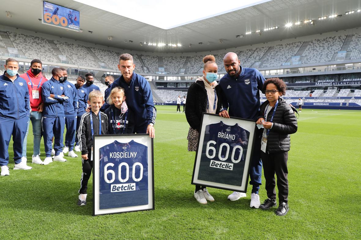Jimmy Briand et Laurent Koscielny posent avec le maillot de leurs 600 matches joués