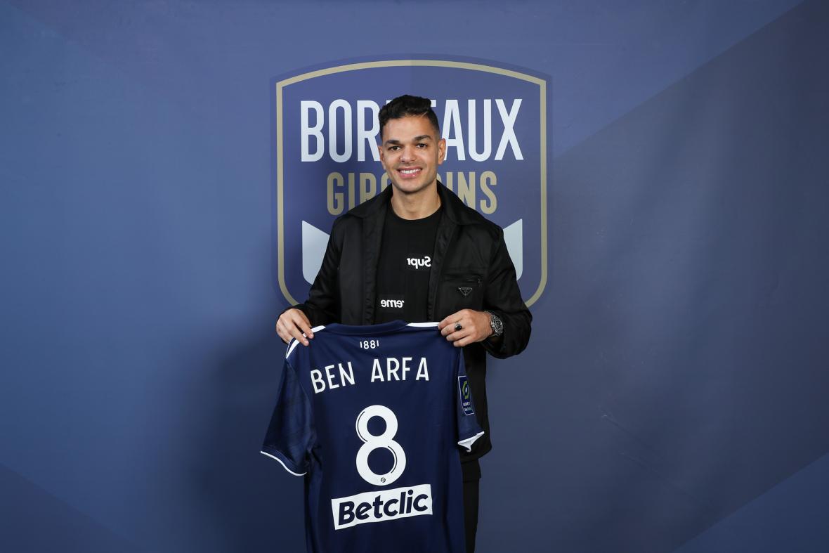 Hatem Ben Arfa pose avec son maillot