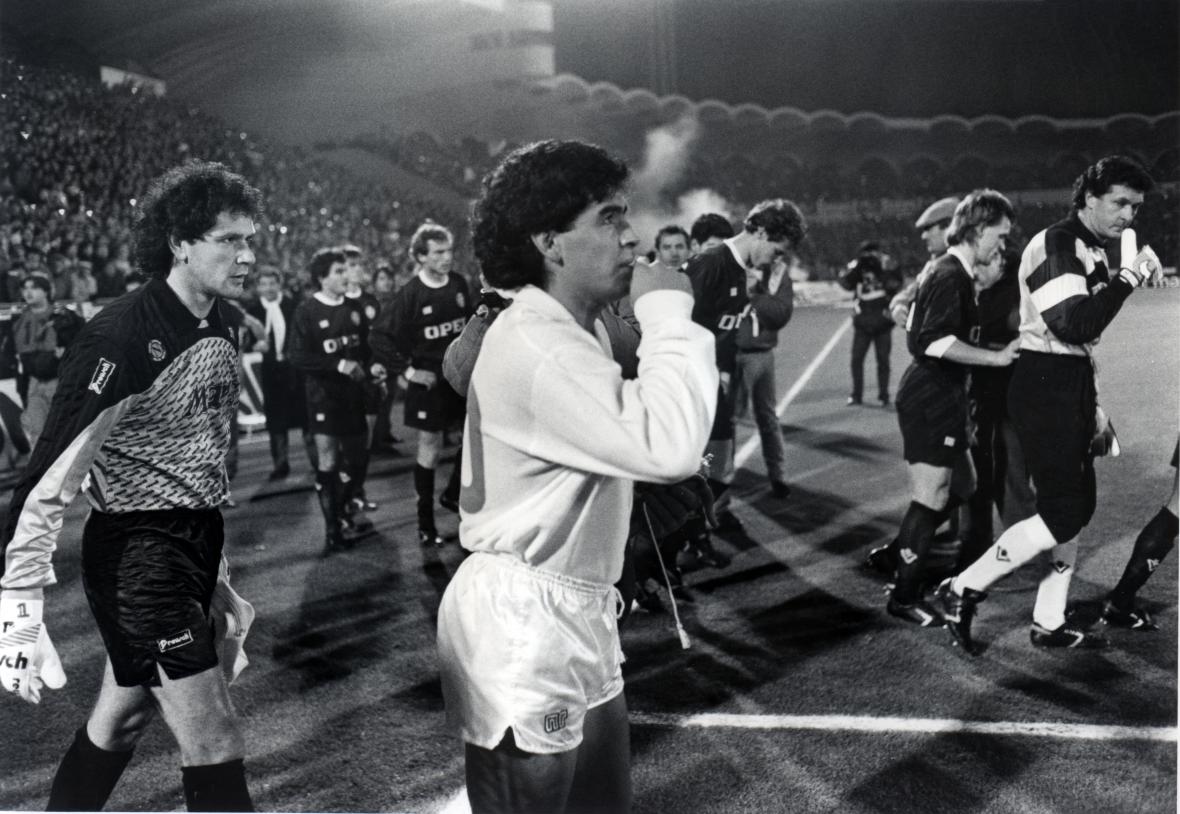Diego Armando Maradona entre sur la pelouse de Lescure, devant Dominique Dropsy (Bordeaux-Naples, 1988, Coupe UEFA)