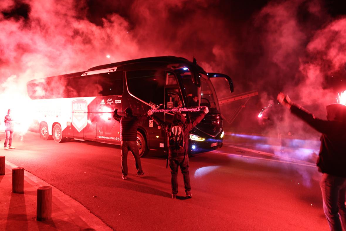 Les supporters encouragent leurs joueurs à l'arrivée du bus (Bordeaux-Marseille, 0-0, Saison 2020-2021)