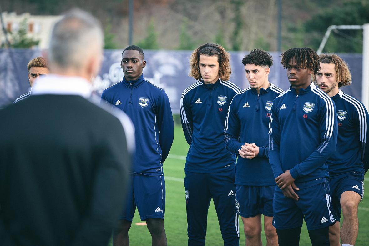 Les jeunes bordelais à l'écoute avant l'entraînement Les jeunes bordelais à l'écoute avant l'entraînement