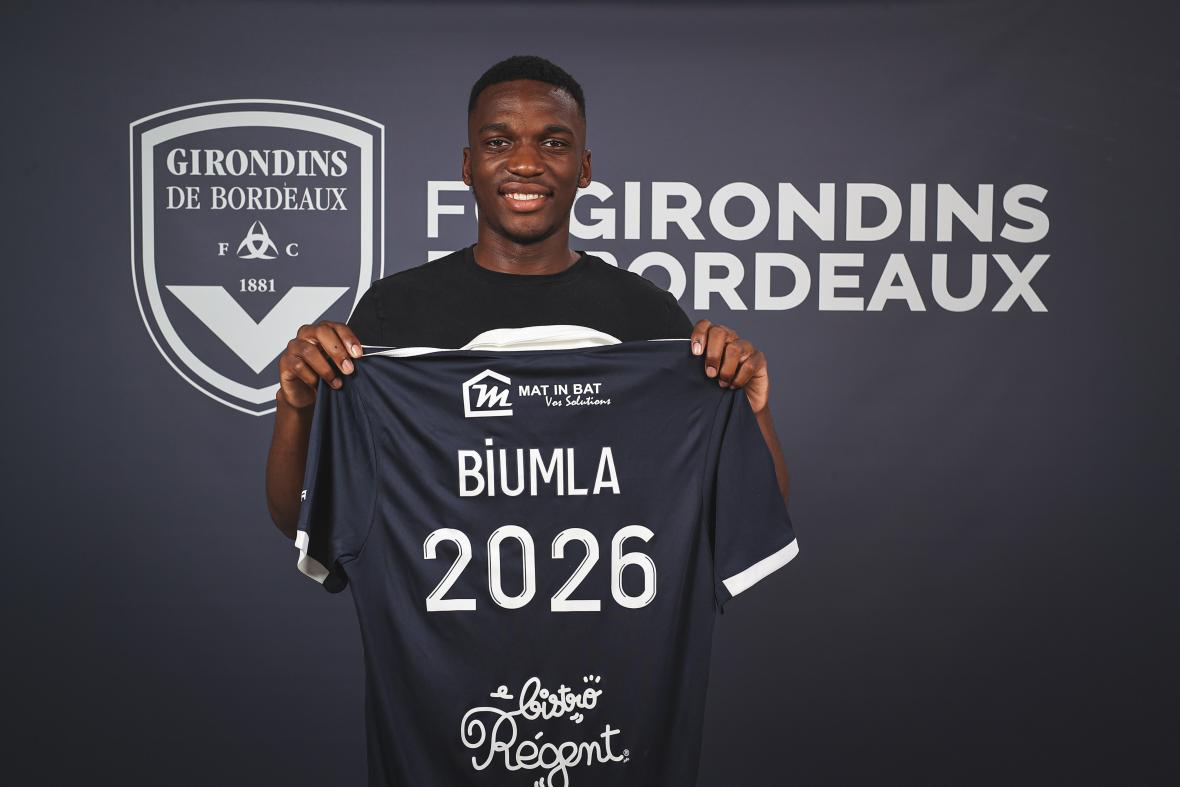 Emmanuel Biumla signe son premier contrat professionnel (Mai 2023)