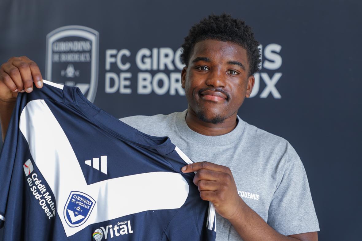 Joss Marques signe son premier contrat professionnel (Mai 2024) Joss Marques signe son premier contrat professionnel (Mai 2024)