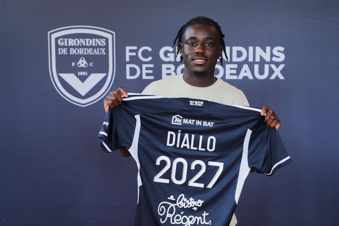 Alpha Diallo signe son premier contrat professionnel (Juin 2024)