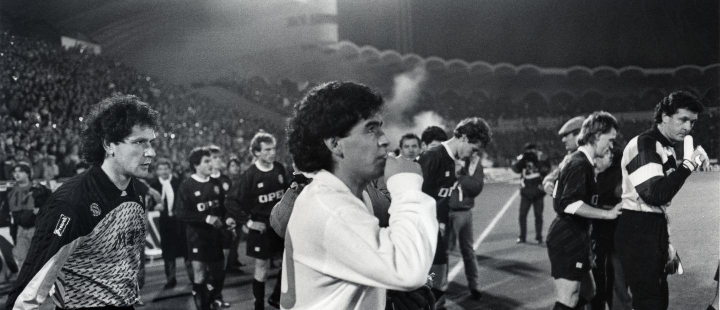 Diego Armando Maradona entre sur la pelouse de Lescure, devant Dominique Dropsy (Bordeaux-Naples, 1988, Coupe UEFA)