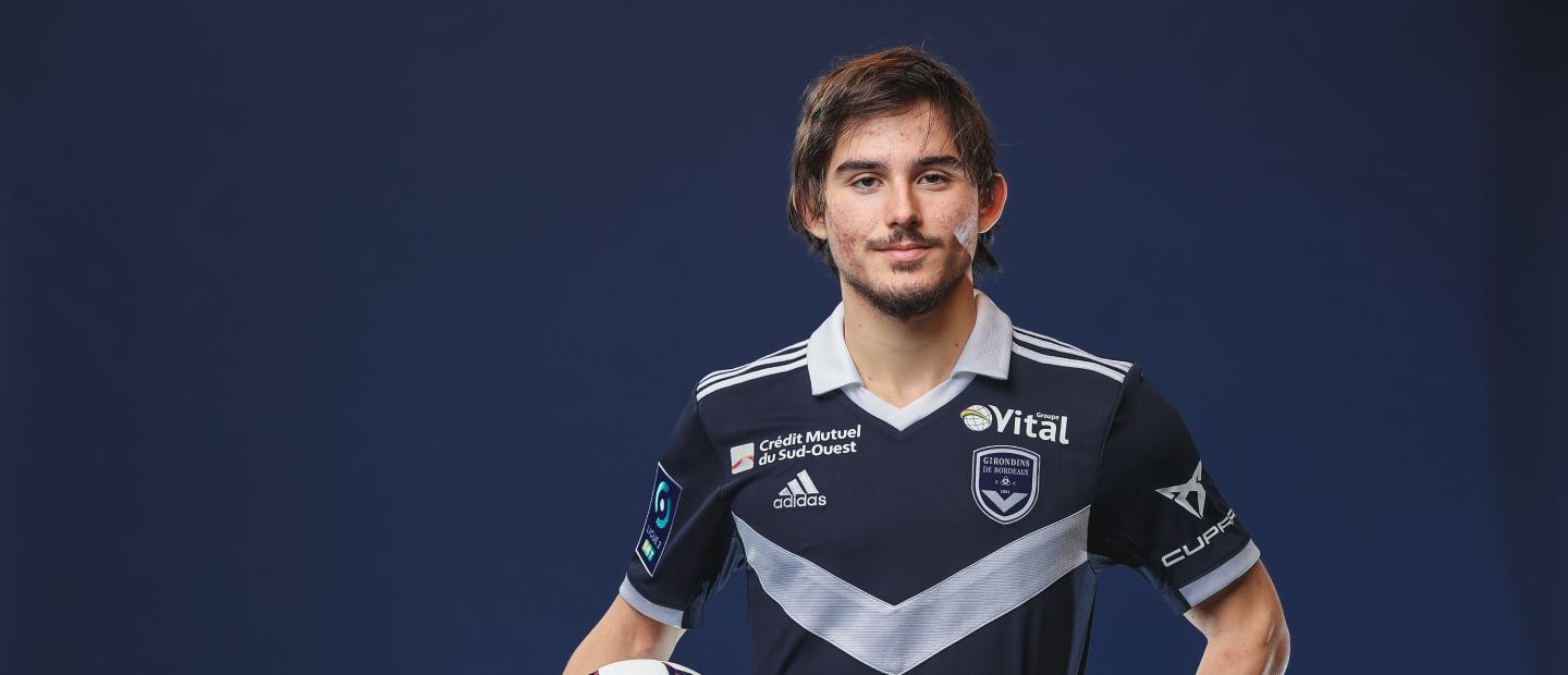 Alexi Pitu signe à Bordeaux (Janvier 2023) Alexi Pitu signe à Bordeaux (Janvier 2023)