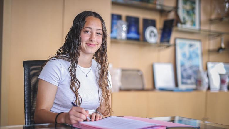 Serena Pinto De Queiros signe son premier contrat professionnel (Avril 2023) Serena Pinto De Queiros signe son premier contrat professionnel (Avril 2023)