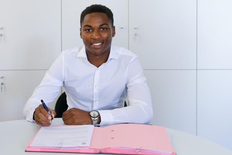 Loic Bessilé signe son contrat