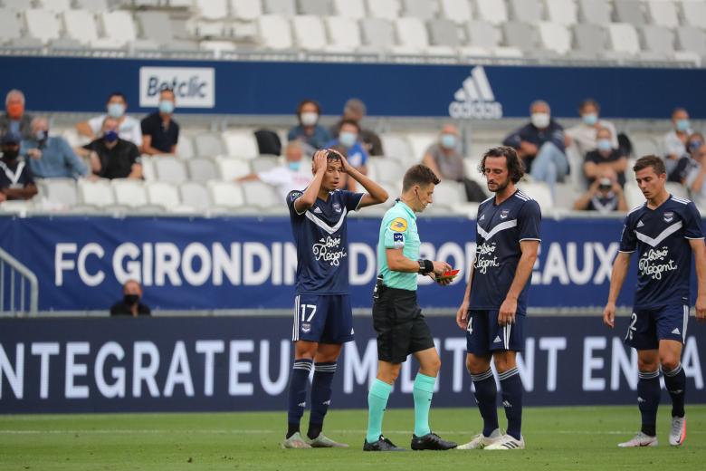 Mehdi Zerkane prend un carton rouge, sous les yeux de Paul Baysse Mehdi Zerkane prend un carton rouge, sous les yeux de Paul Baysse