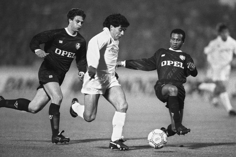 Diego Maradona face à Alain Roche et Jean Tigana lors de Bordeaux-Naples (Coupe UEFA, 1988)