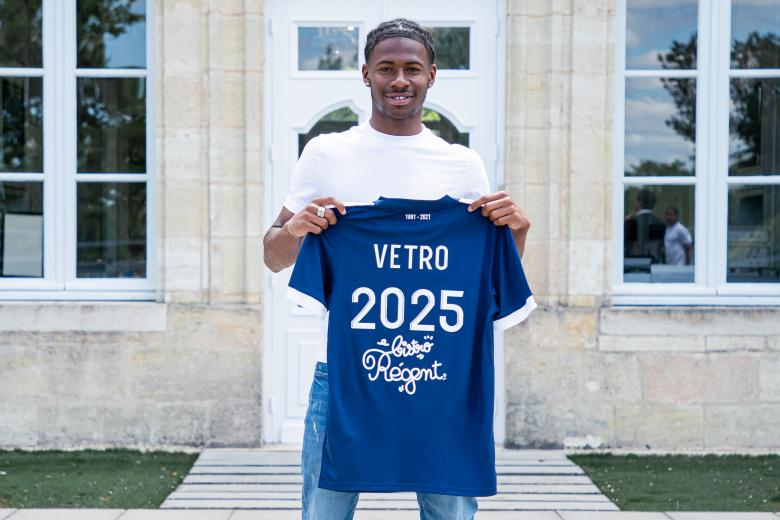 Julien Vetro signe son premier contrat professionnel (Juin 2022)