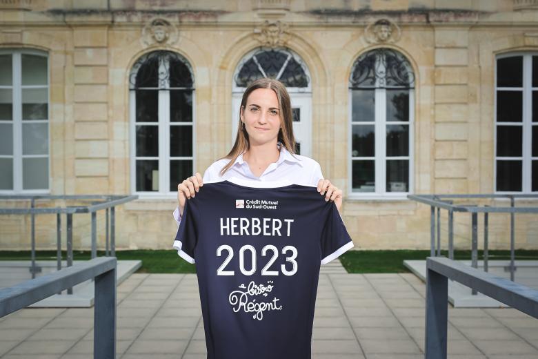 Amandine Herbert signe professionnel aux Girondins (septembre 2022)