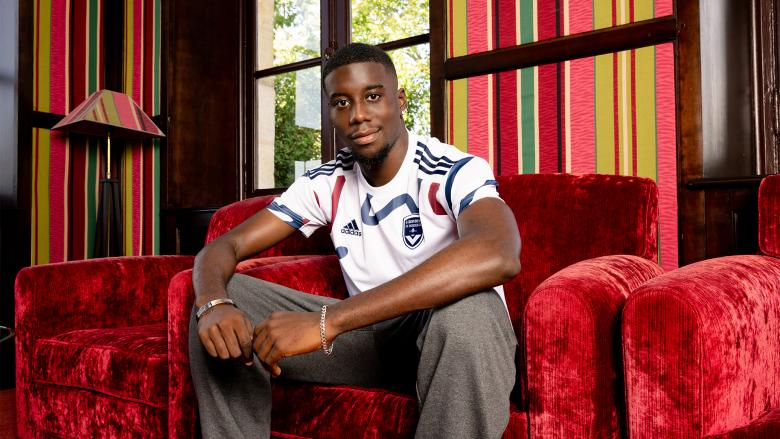 Malcom Bokele prend la pose avec le maillot third (octobre 2022) Malcom Bokele prend la pose avec le maillot third (octobre 2022)