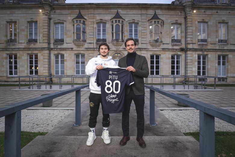 Alexi Pitu signe à Bordeaux (Janvier 2023)