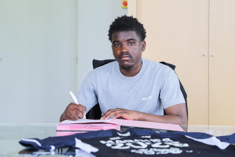 Joss Marques signe son premier contrat professionnel (Mai 2024) Joss Marques signe son premier contrat professionnel (Mai 2024)