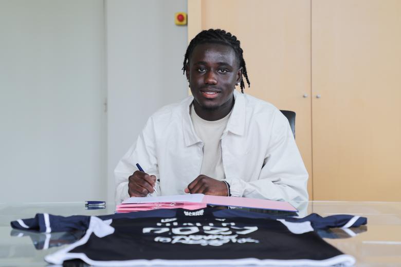 Alpha Diallo signe son premier contrat professionnel (Juin 2024)