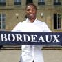 Loic Bessilé pose avec l'écharpe de Bordeaux