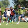 Aaron Boupendza devance Vukasin Jovanovic Aaron Boupendza devance Vukasin Jovanovic