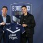 Hatem Ben Arfa pose avec Frédéric Longuépée et le maillot girondin
