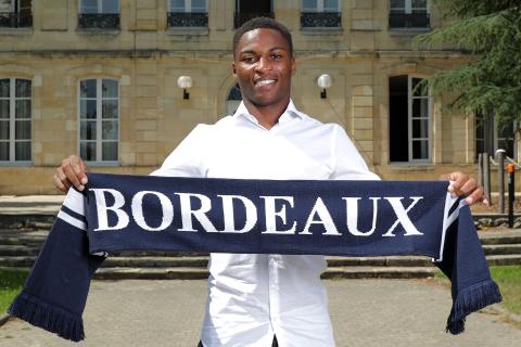 Loic Bessilé pose avec l'écharpe de Bordeaux