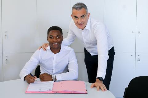 Loic Bessilé signe son contrat avec Eduardo Macia 