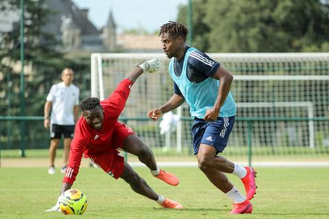 François Kamano dribble Over Mandanda