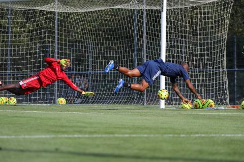 Over Mandanda plonge pour arrêter une frappe de Jimmy Briand