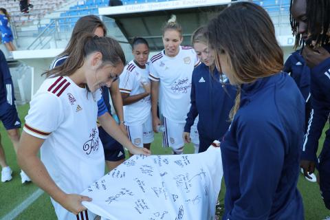 Remise d'un maillot dédicacé pour le départ de Sophie Istillart