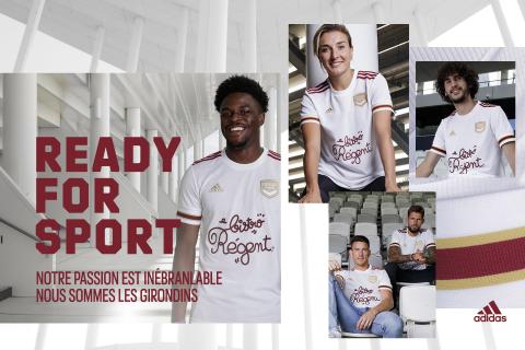 Josh Maja, Claire Lavogez, Yacine Adli, Laurent Koscielny et Benoît Costil posent avec le maillot away Adidas (saison 2020/2021)