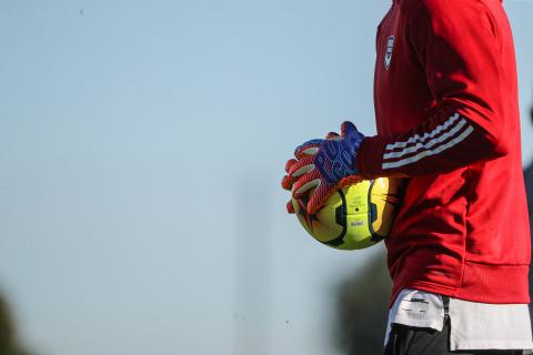 Gardien de Bordeaux tenant un ballon entre ses mains 