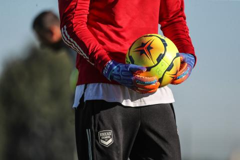 Gardien de Bordeaux tenant un ballon entre ses mains 