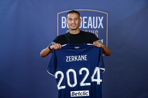 Mehdi Zerkane pose avec le maillot bordelais