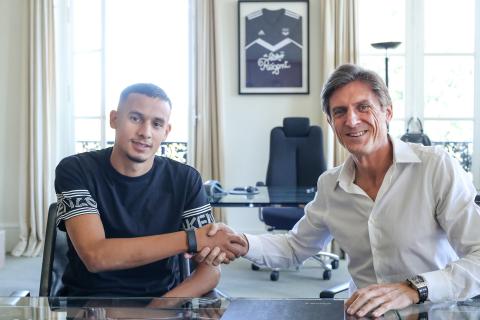 Mehdi Zerkane pose avec Frédéric Longuépée