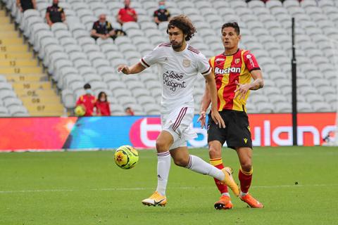 Yacine Adli devant Florian Sotoca