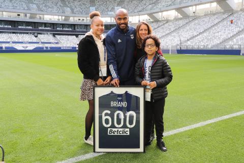 Jimmy Briand pose avec le maillot de ses 600 matches joués