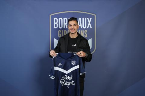 Hatem Ben Arfa pose avec son maillot