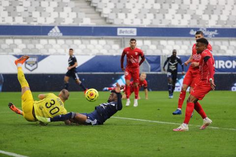 Josh Maja face à Baptiste Reynet