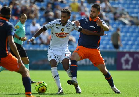 Damien Le Tallec (Montpellier) en duel avec Angelo Fulgini (Angers)