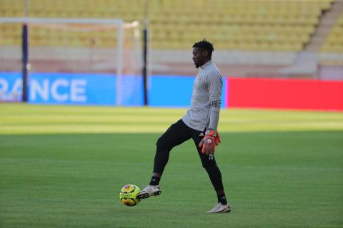 Over Mandanda à l'échauffement