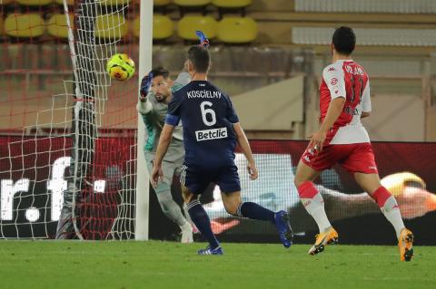 Benoît Costil est battu pour le deuxième but monégasque