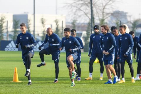 Le groupe fait des exercices