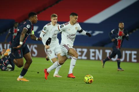 Hatem Ben Arfa provoque la défense parisienne