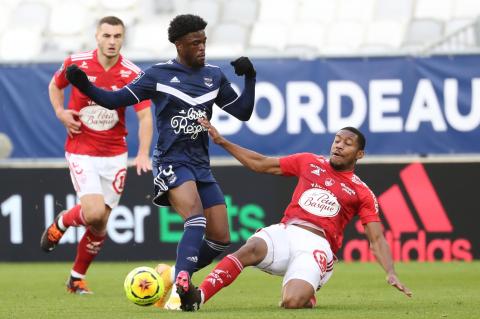 Tacle de Ronaël Pierre-Gabriel face à Josh Maja