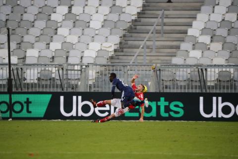 Maxime Poundjé au duel avec Brendan Chardonnet