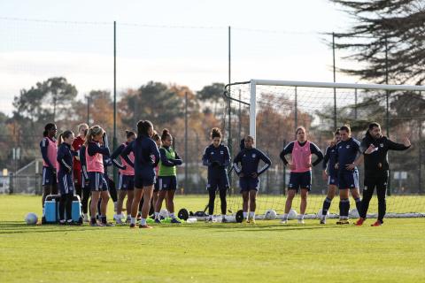 Le groupe à l'écoute des coaches