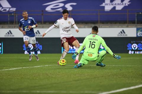 Hwang Ui-Jo face à Eiji Kawashima