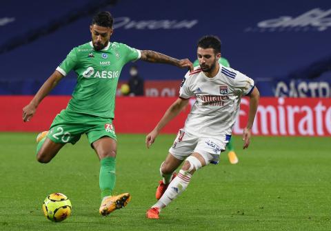 Denis Bouanga (Saint-Etienne) face à Léo Dubois (Lyon)