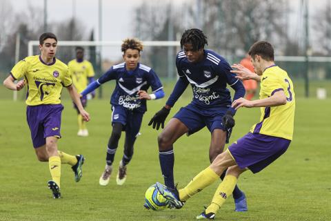 Jean Baptiste face aux défenseurs 